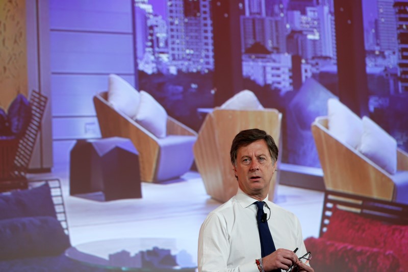 © Reuters. Sebastien Bazin, Chairman and CEO of French hotel operator AccorHotels, attends the company's 2015 annual results presentation in Paris