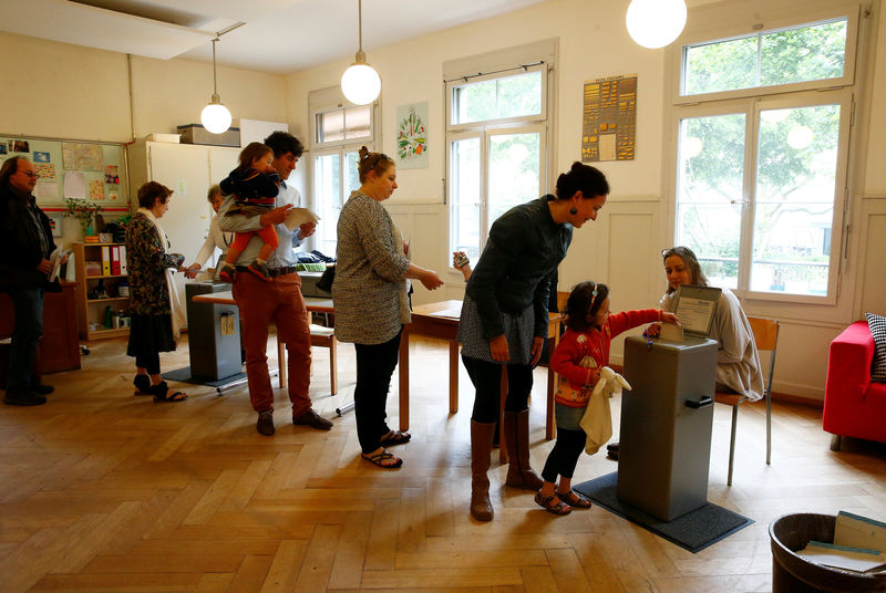 © Reuters. Casi cuatro de cada cinco suizos rechaza un plan de renta básica garantizada