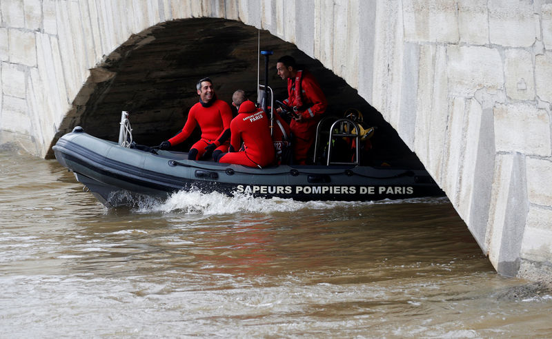 © Reuters. AMORCE DE DÉCRUE A PARIS