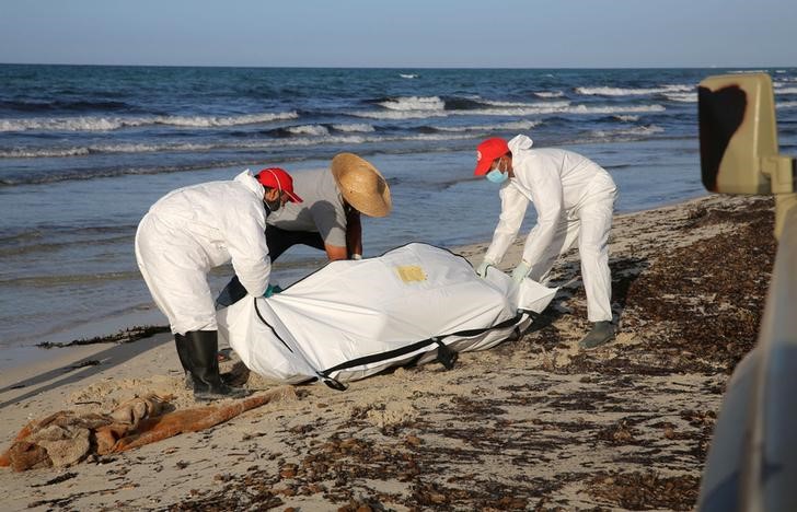 © Reuters. El número de cuerpos de inmigranteshallados en costa Libia sube a 133