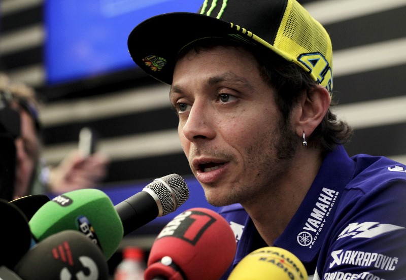 © Reuters. Yamaha MotoGP rider Valentino Rossi of Italy attends a news conference ahead of the Valencia Motorcycle Grand Prix at the Ricardo Tormo racetrack in Cheste, near Valencia