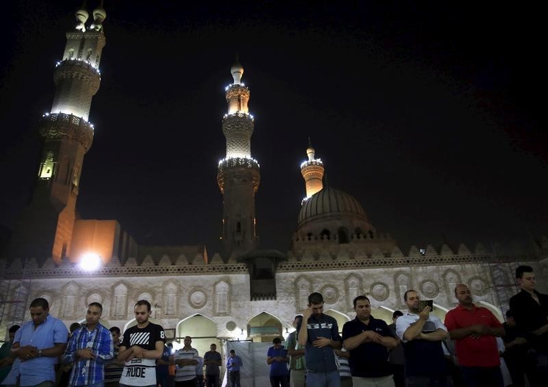 © Reuters. الاثنين أول أيام شهر رمضان في معظم الدول العربية