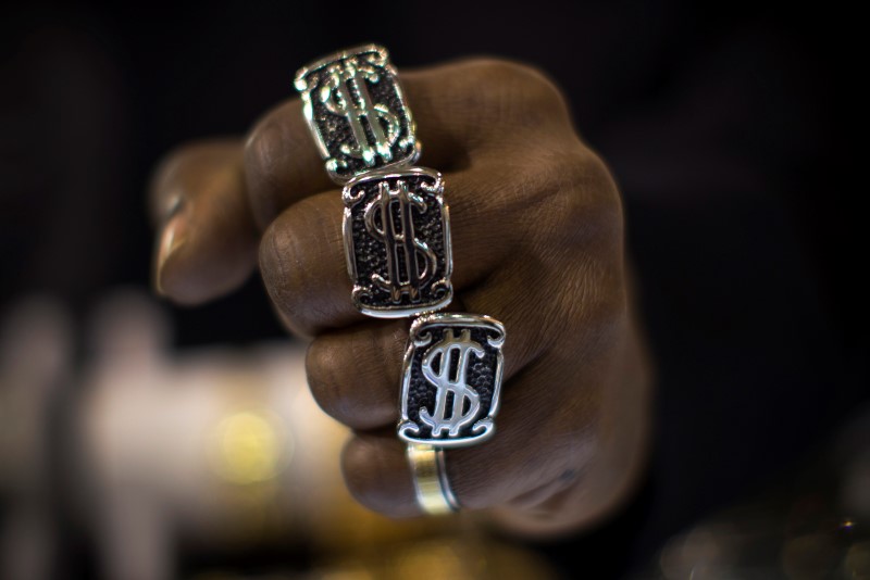 © Reuters. A man wears dollar sign rings in a jewellery shop in Manhattan in New York City