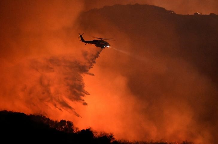 © Reuters. رجال الإطفاء يقاربون على السيطرة على حريق غابات بالقرب من لوس أنجليس