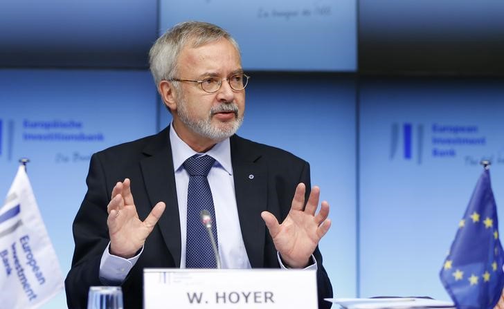 © Reuters. EIB President Hoyer presents the bank's annual results during a news conference in Brussels