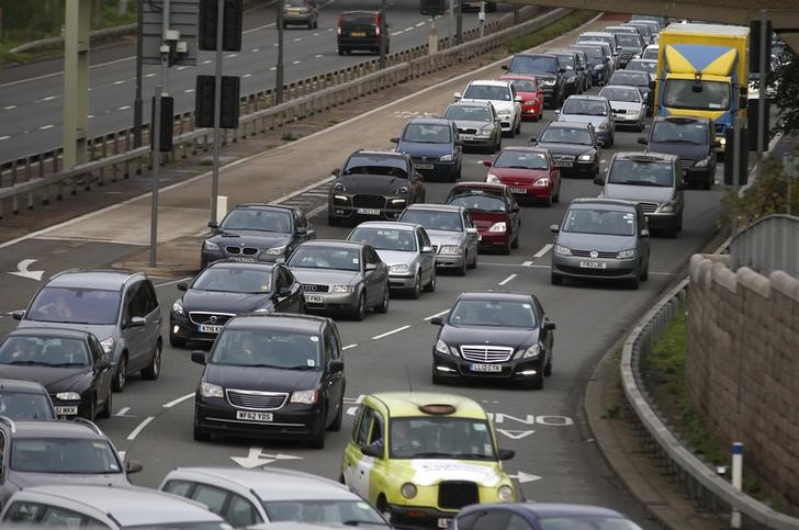 © Reuters. A traffic jam is seen as cars head towards the approach tunnel of Heathrow Airport, west London