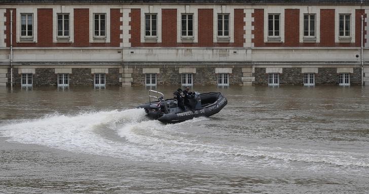 © Reuters. فرنسا تعد بإرسال مساعدات لضحايا الفيضانات مع انحسار المياه