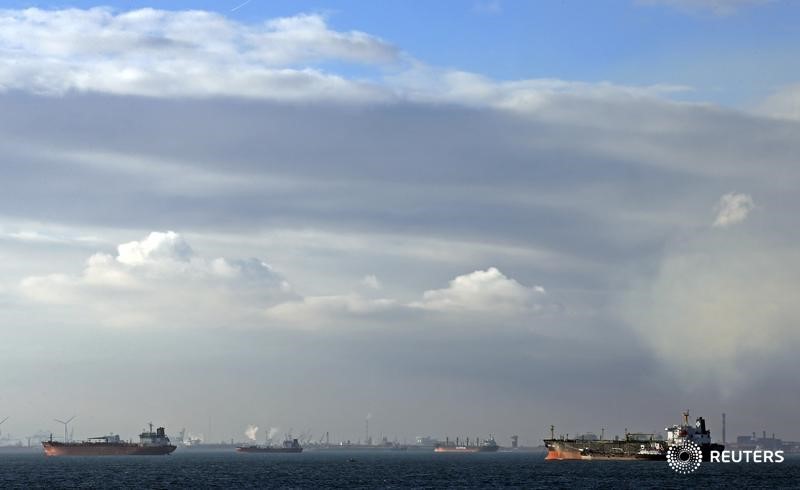 © Reuters. Нефтяные танкеры стоят на якоре у нефтяного терминала под Марселем