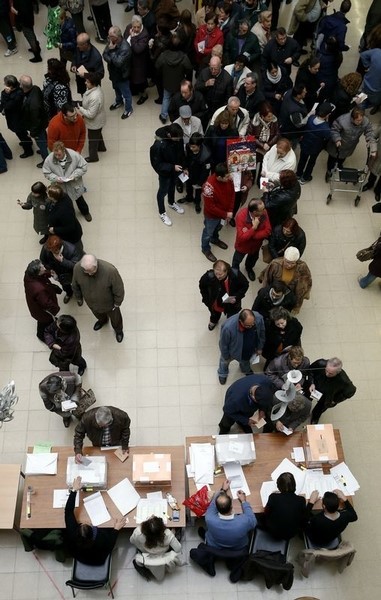 © Reuters. Los españoles ven la situación política muy negativa a 20 días de las elecciones
