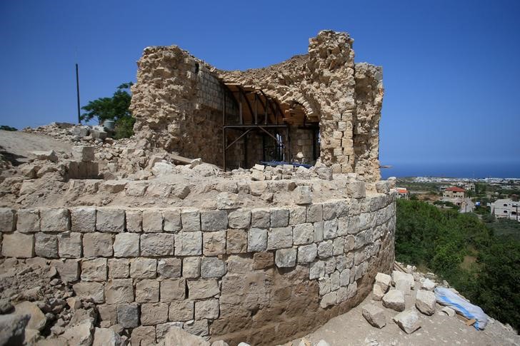 © Reuters. أبراج قلعة تاريخية في جنوب لبنان ترتفع من جديد