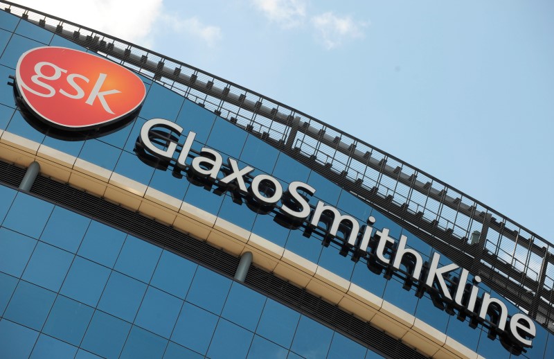 © Reuters. Signage is pictured on the company headquarters of GlaxoSmithKline in west London