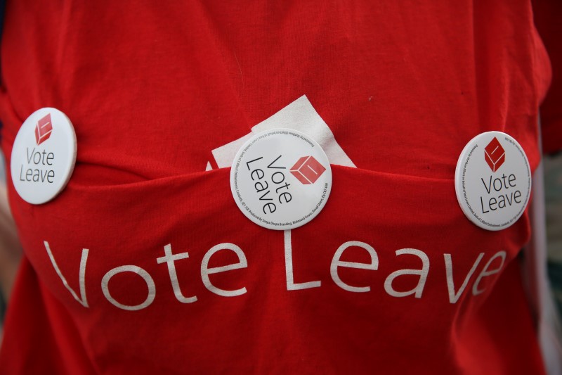 © Reuters. Mulher usando camisa com slogans de campanha que defende a saída da Grã-Bretanha da União Europeia