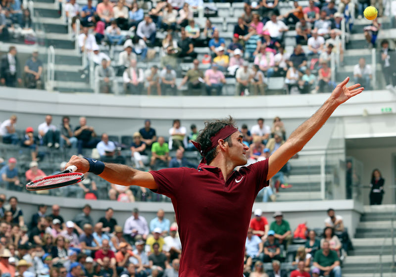 © Reuters. Tennis - Italy Open - Roger Federer of Switzerland v Alexander Zverev of Germany - Rome, Italy