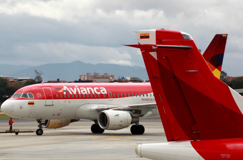 © Reuters. Aviões da Avianca no aeroporto Puente Aereo em Bogotá.