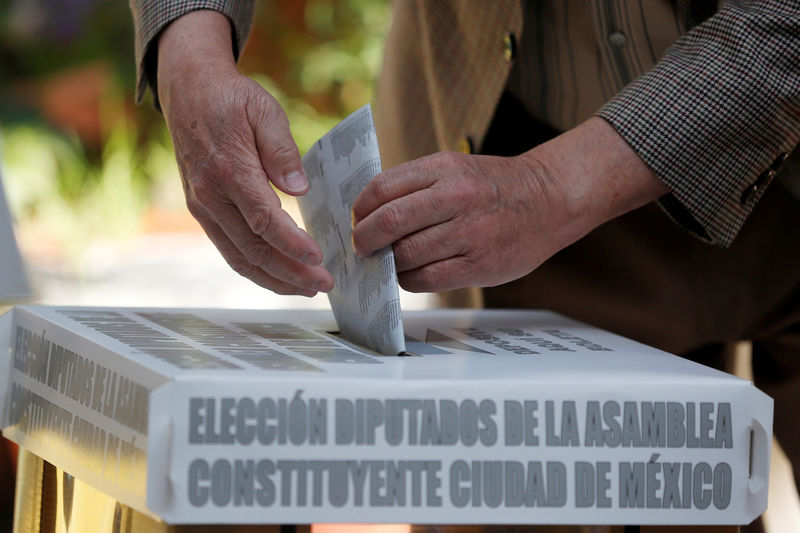 © Reuters. Homem votando em urna na Cidade do México