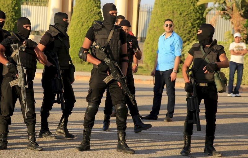 © Reuters. مصادر: مقتل مسلحين وإصابة ضابط كبير في اشتباك بشمال مصر