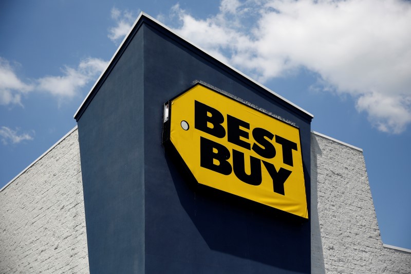 © Reuters. The outside of a Best Buy store is seen in Westbury, New York, U.S., May 23, 2016.