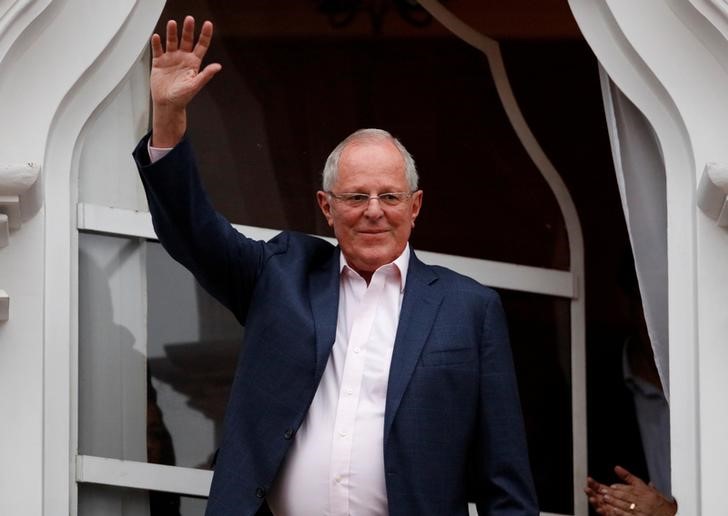 © Reuters. Pedro Pablo Kuczynski acena para simpatizantes em Lima