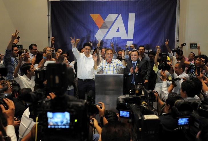 © Reuters. Miguel Angel Yunes, a candidate for governor of Veracruz from PAN-PRD coalition, delivers a speech after regional elections in Boca del Rio