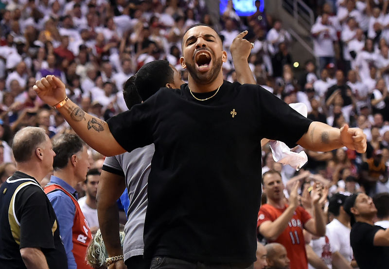 © Reuters. Drake durante jogo da NBA entre Cleveland Cavaliers e Toronto Raptors