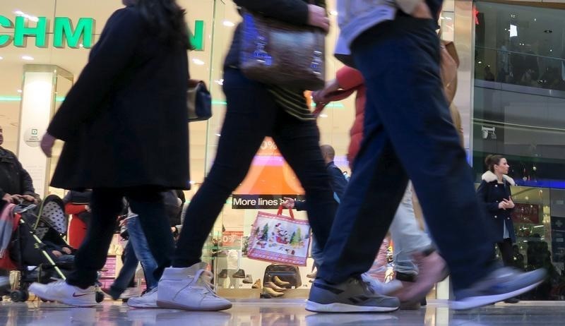 © Reuters. Crowds of shoppers looking for bargains in the sales walk through the Westfield shopping centre in Stratford, London