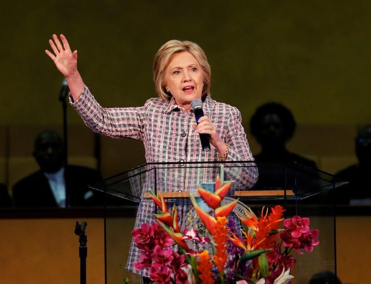 © Reuters. أسوشيتد برس- هيلاري كلينتون ضمنت عدد المندوبين الذي يمكنها من الفوز بترشيح الحزب الديمقراطي