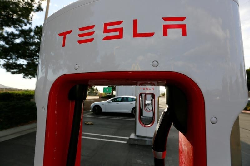 © Reuters. A Tesla Model S charges at a Tesla Supercharger station in Cabazon, California