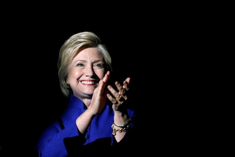 © Reuters. Clinton se asegura la nominación demócrata, según AP