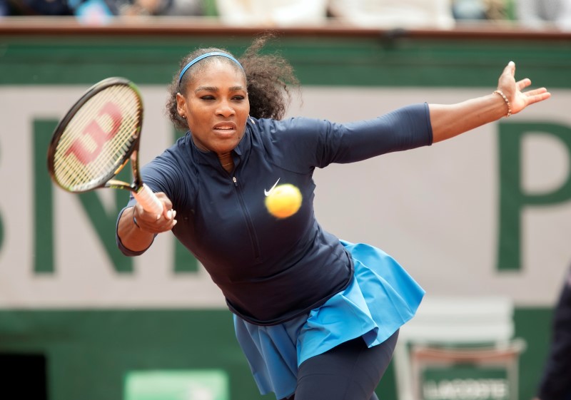 © Reuters. Serena Williams supera a suspendida Sharapova como la deportista con mayores ingresos