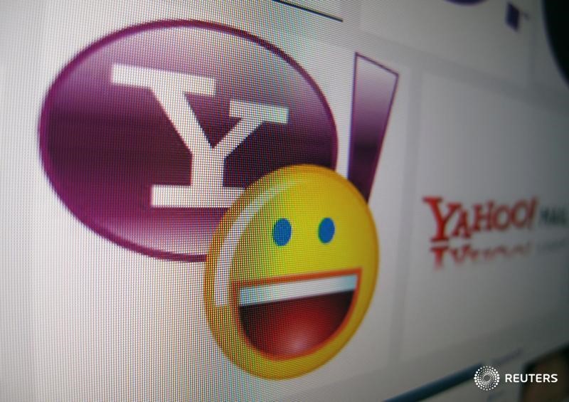 © Reuters. Логотип Yahoo на мониторе в Энсинитасе, Калифорния