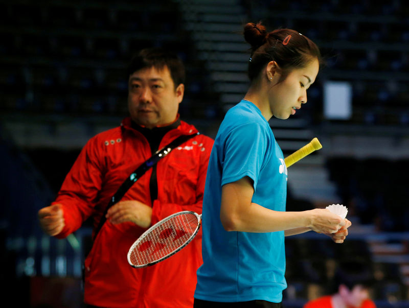 © Reuters. Thailand's badminton player Ratchanok Intanon is pictured alongside her coach Xie Zhuhua during a practice session at the Australian Badminton Open in Sydney