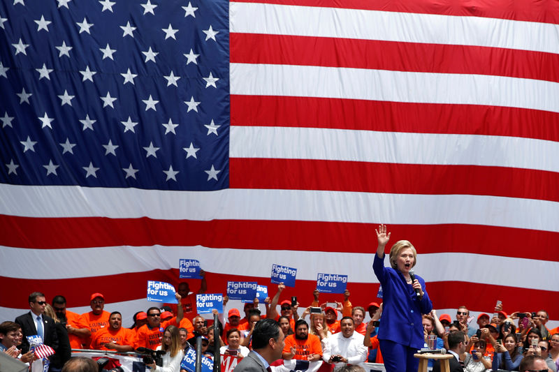 © Reuters. Pré-candidata presidencial dos EUA Hillary Clinton durante comício em Lynwood, Los Angeles