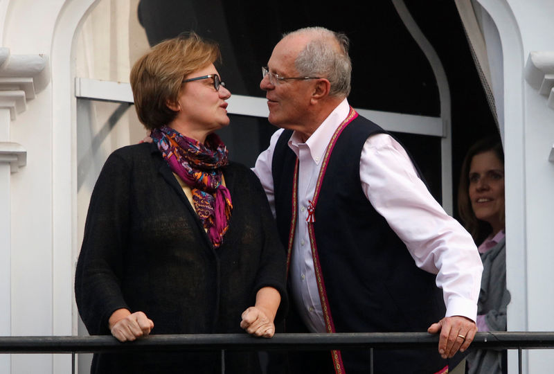 © Reuters. Peruvian presidential candidate Pedro Pablo Kuczynski kisses his wife Nancy Lange at his house, in Lima,
