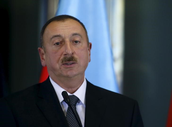 © Reuters. Azerbaijan's President Aliyev attends a news briefing at the Presidential Palace in Tbilisi