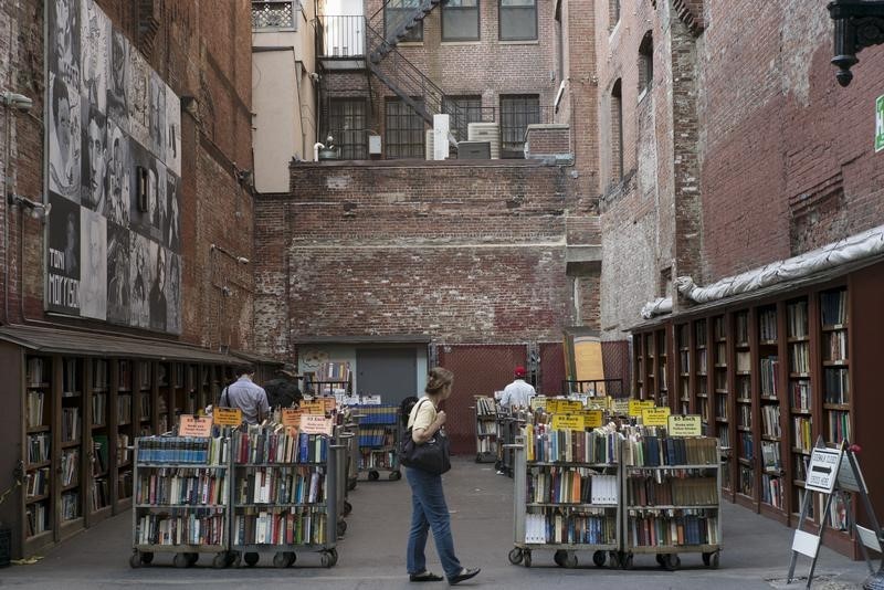 © Reuters. Customers browse the used books for sale from the Brattle Book Shop in an alley in downtown Boston