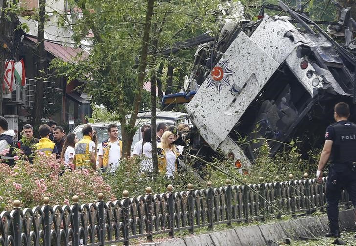 © Reuters. Ônibus da polícia visto no centro de Istambul após ataque a bomba