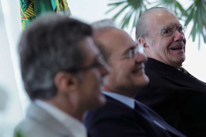 © Reuters. Ex-presidente José Sarney ao lado dos senadores Renan Calheiros e Romero Jucá, em Brasília