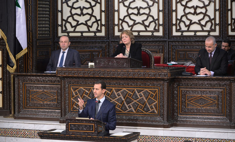 © Reuters. Presidente da Síria, Bashar al-Assad, em discurso ao parlamento, em Damasco