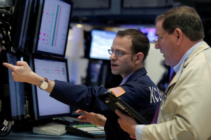 © Reuters. Traders work on the floor of the NYSE