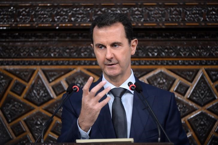 © Reuters. Syria's president Bashar al-Assad speaks to Parliament members in Damascus