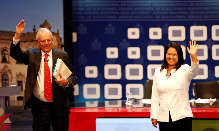 © Reuters. Candidatos à Presidência do Peru,  Pedro Pablo Kuczynski (E) e Keiko Fujimori (D) em debate em Lima