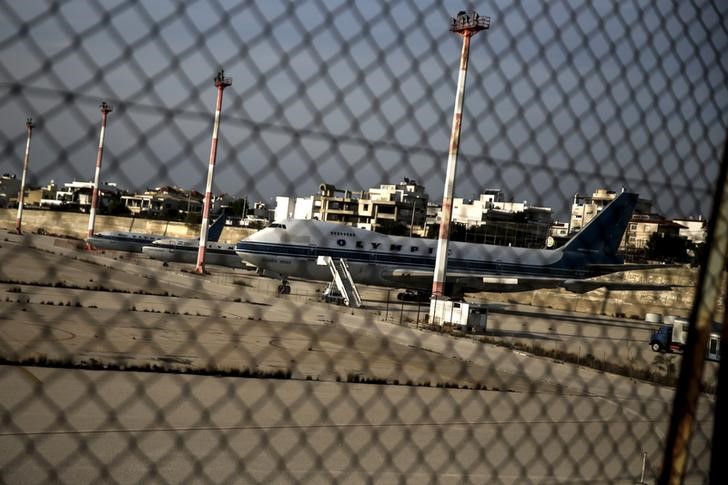 © Reuters. Decommissioned Olympic Airways passenger planes are seen at the former international Hellenikon airport in Athens