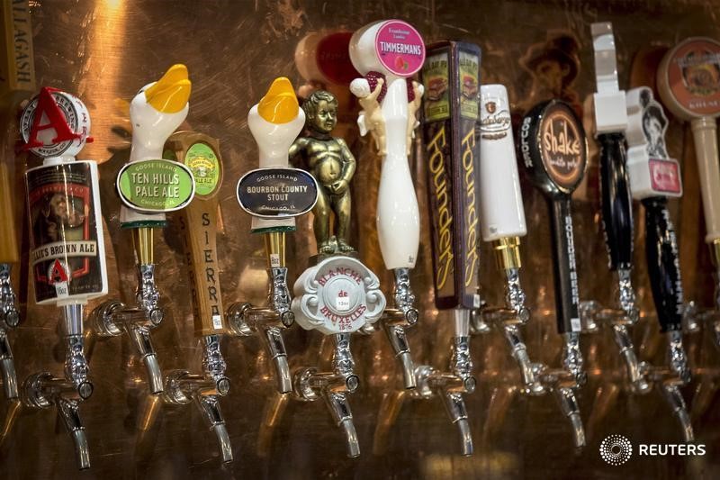 © Reuters. File photo of craft beers at a bar in New York