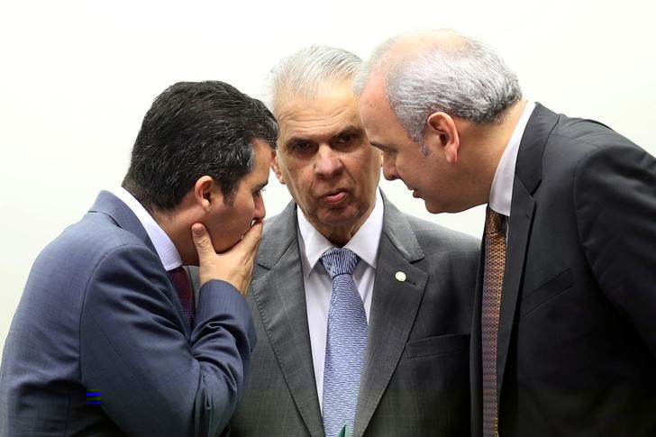 © Reuters. Marcos Rogério (E) conversa com José Carlos Araújo e deputado Julio Delgado