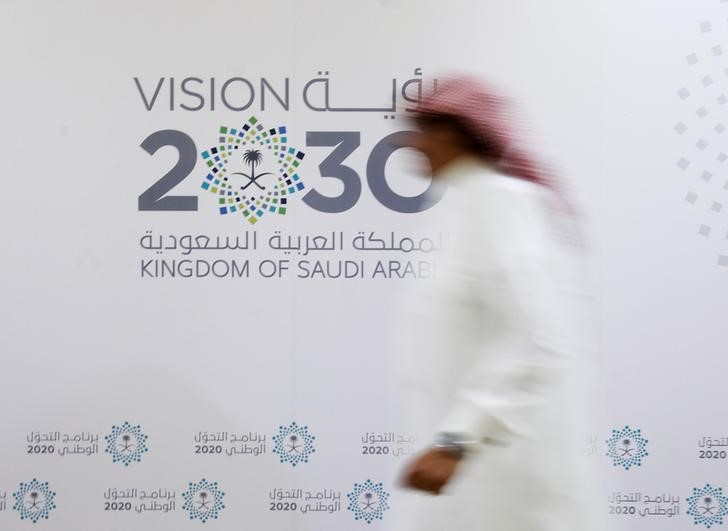 © Reuters. المستثمرون يستقبلون بفتور خطة الإصلاحات السعودية ويخشون من تضرر الاقتصاد
