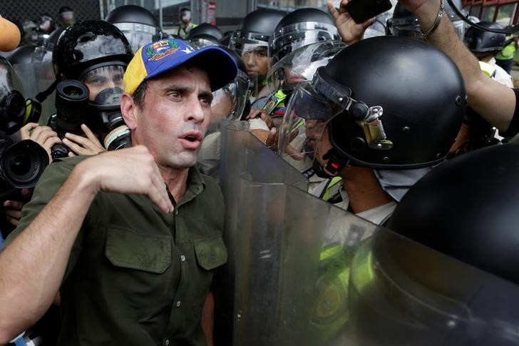 © Reuters. قوات الأمن الفنزويلية تمنع احتجاجا لمعارضي الرئيس مادورو