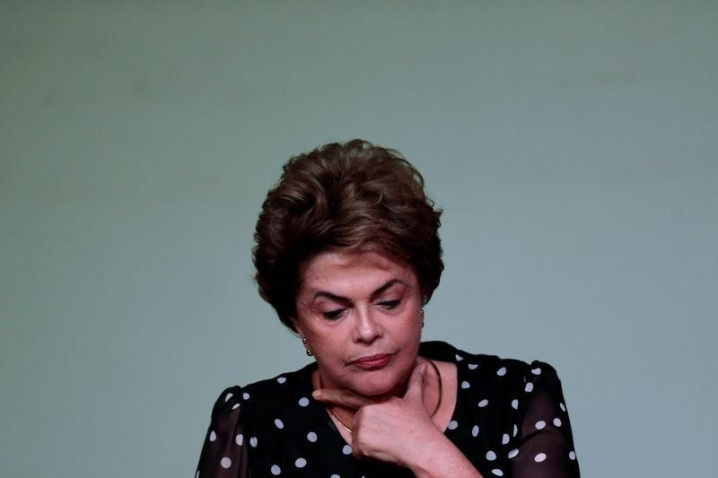 © Reuters. Suspended Brazilian President Dilma Rousseff gestures during the launching ceremony of the book "Resistance to the 2016 Coup," written by professors from the University of Brasilia, in Brasilia