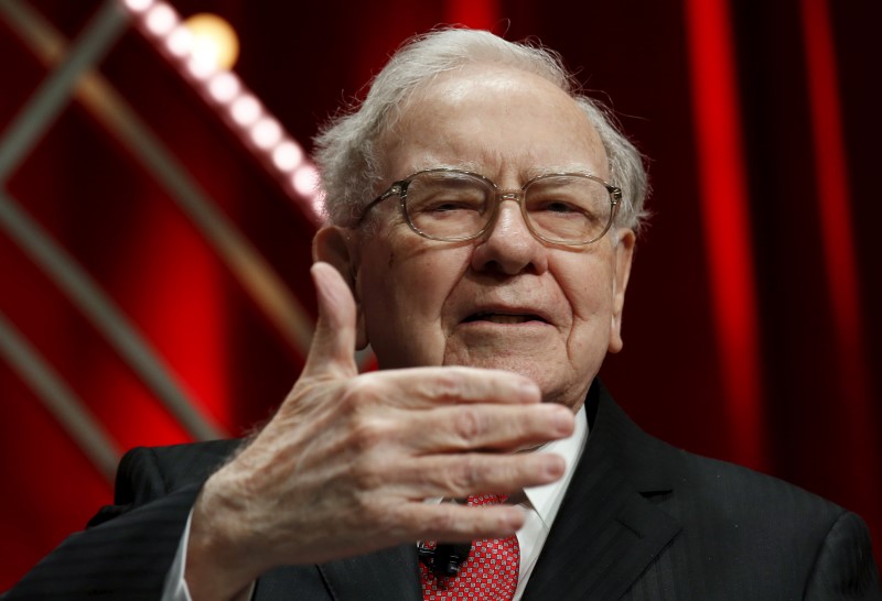 © Reuters. Warren Buffett speaks at Fortune's Most Powerful Women Summit in Washington