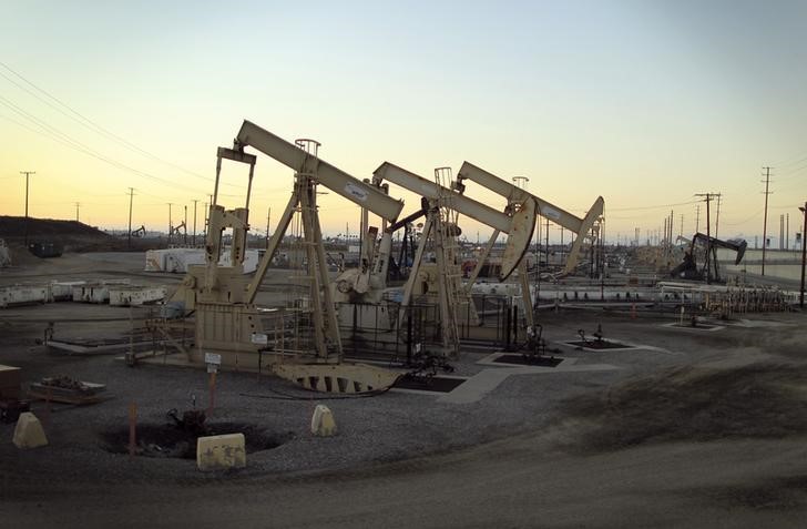 © Reuters. Oil rig pumpjacks extract crude from the Wilmington Field oil deposits area where Tidelands Oil Production Company operates near Long Beach, California