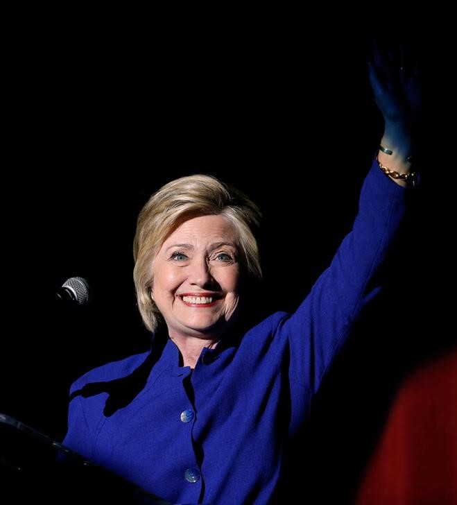 © Reuters. كلينتون تعلن أنها الفائزة بترشيح الحزب الديمقراطي لانتخابات الرئاسة
